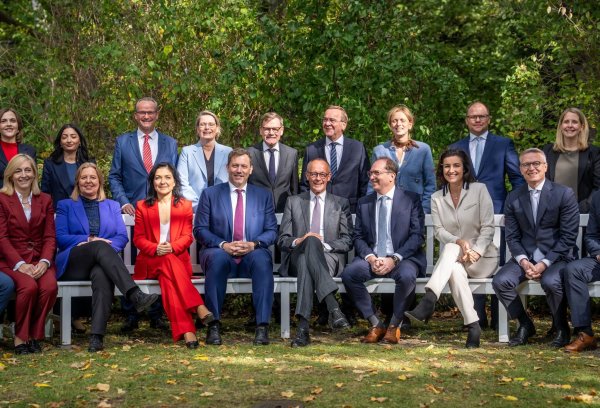 Beim Gruppenfoto fehlte Schnieder. - © Michael Kappeler/dpa