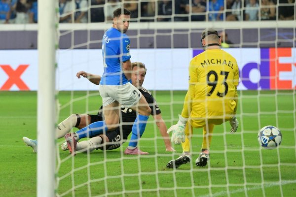 Harry Kane (am Boden) trifft nach einer feinen Einzelaktion zum 4:0. - © Peter Kneffel/dpa