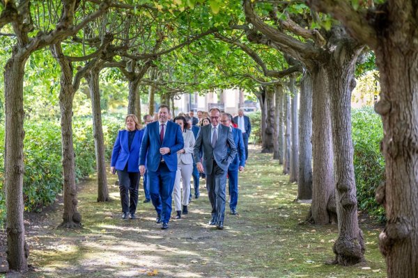 Das Kabinett will die Stimmung in Deutschland drehen. - © Michael Kappeler/dpa