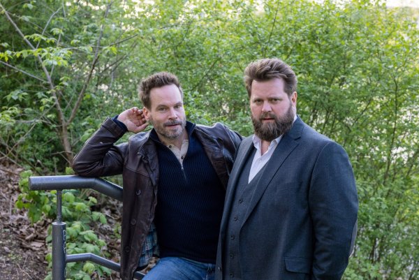 Die Schauspieler Wanja Mues (l) und Antoine Monot Jr. ermitteln in «Ein Fall für Zwei». - © Helmut Fricke/dpa