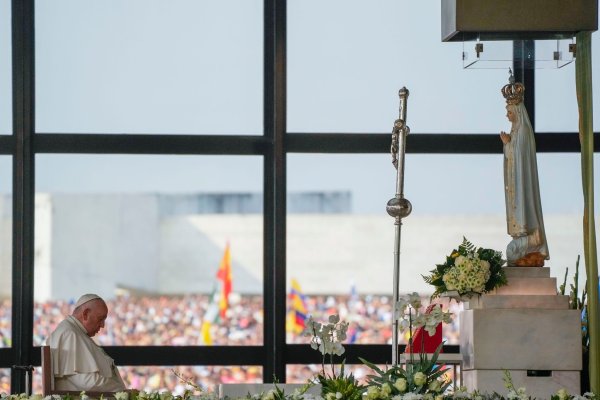 Papst Franziskus betet vor der Statue der Jungfrau Maria. - © Gregorio Borgia/AP/dpa