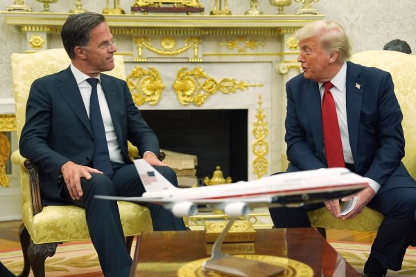 US-Präsident Trump droht russischen Handelspartnern mit 100-Prozent-Zöllen bei einem Treffen mit Nato-Generalsekretär Rutte. - © Evan Vucci/AP/dpa