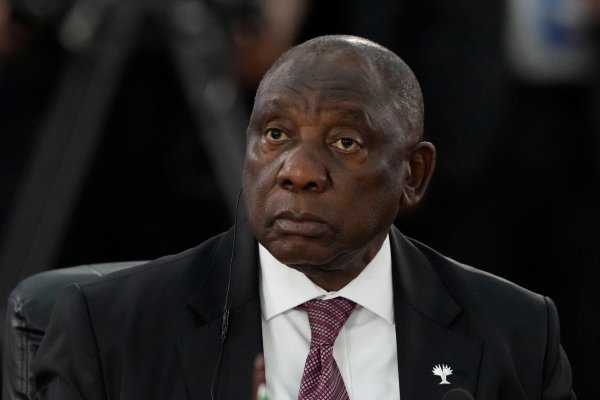Ramaphosa richtet eine Kommission ein, die die Vorwürfe gegen den Polizeiminister untersuchen soll. - © Eraldo Peres/AP/dpa
