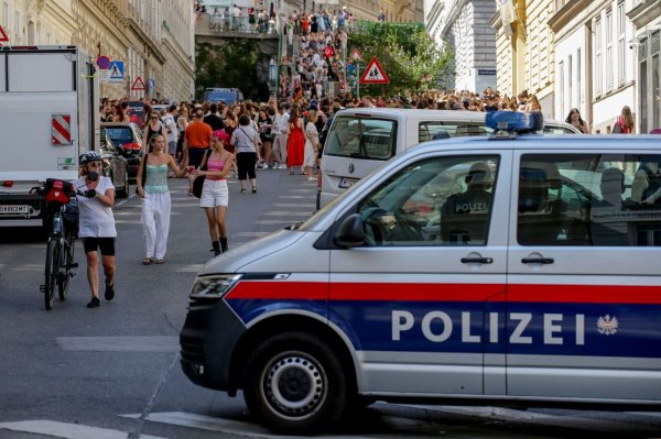 Ein Polizeiauto steht in der Nähe von versammelten «Swifties», nachdem im Sommer 2024 Konzerte abgesagt wurden aus Angst vor einem Terroranschlag. (Archivbild) - © Heinz-Peter Bader/AP/dpa