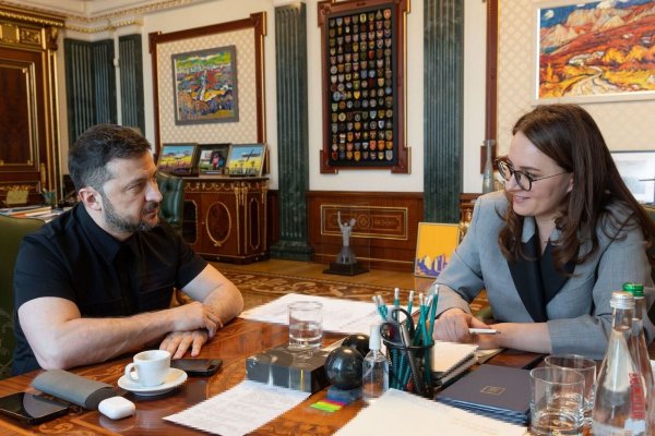 Der ukrainische Präsident Wolodymyr Selenskyj beauftragt die stellvertretende Ministerpräsidentin Julia Swyrydenko mit einer Regierungsumbildung. - © President Of Ukraine/APA Images/ZUMA Press Wire/dpa