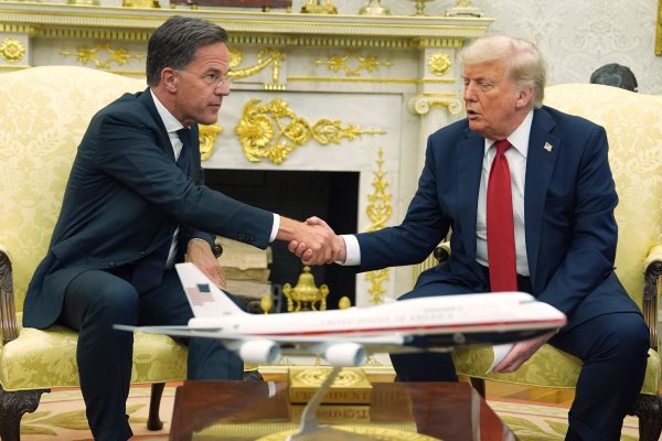 USA und Nato sprechen über Waffendeal. - © Evan Vucci/AP/dpa