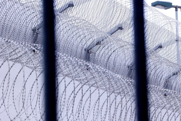 Ein in der Tasche eines Mitgefangenen geflohener Häftling in Frankreich ist wieder hinter Gittern. (Archivbild) - © David Young/dpa