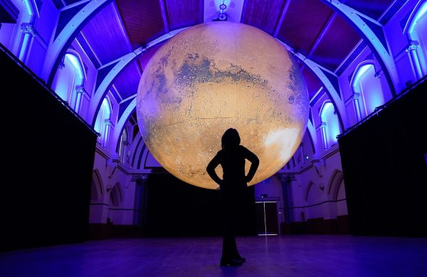 Imposant, aber von der Größe nur ein Bruchteil des Originals: Die Installation «Mars» mit sieben Meter Durchmesser wurde in Großbritannien ausgestellt (Archivfoto). - © Andrew Matthews/PA Wire/dpa