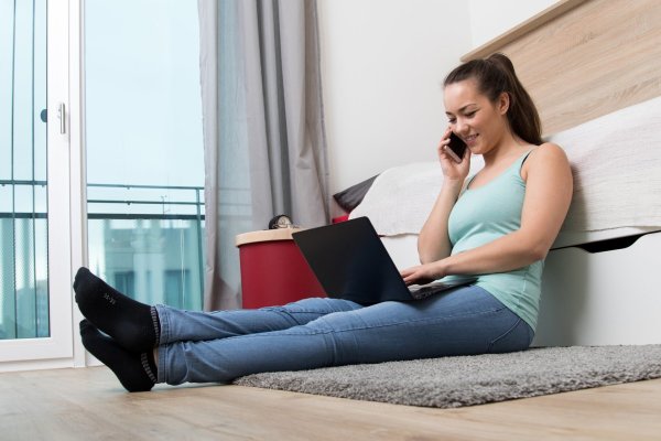 Surfen und telefonieren - © Foto: Christin Klose/dpa-tmn