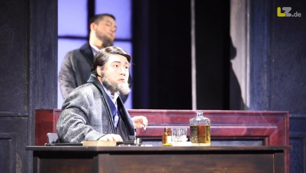 Faust und sein Alter-Ego Mephisto im Studienzimmer. - © Screenshot: Jannik Stodiek