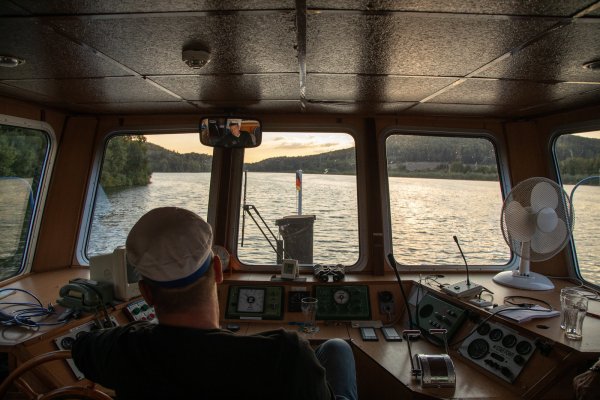 Die MS Schiedersee legt am Abend zur gemütlichen Fahrt im Sonnenuntergang ab. - © Torben Gocke