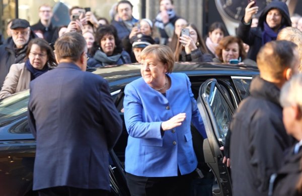 Eine Signierstunde in einer Hamburger Buchhandlung hat viele Käufer von Merkels Memoiren angelockt. - © Marcus Brandt/dpa