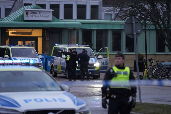 Die Tat ereignete sich am Campus Risbergska, einer Einrichtung für Erwachsenenbildung. - © Sergei Grits/AP/dpa