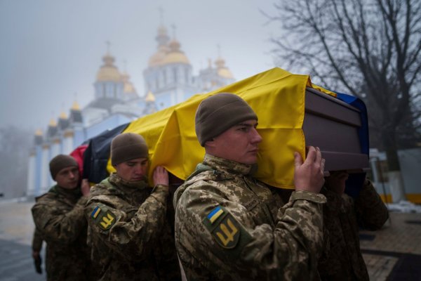 Beerdigungen von Soldaten sind in der Ukraine an der Tagesordnung. (Archivbild) - © Evgeniy Maloletka/AP/dpa