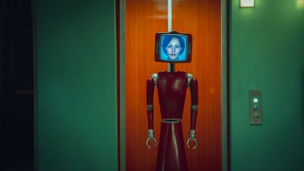 Roboter Cassandra (Lavinia Wilson) stammt aus einer anderen Zeit. - © Sasha Ostrov/Netflix/dpa