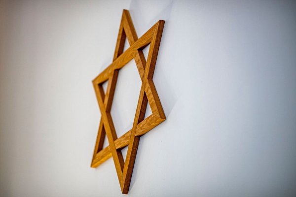 Eine Anfrage der Linken-Abgeordneten Petra Pau im Bundestag zeigt, dass die Zahlen antisemitischer Straftaten auch 2024 auf einem hohen Niveau bleiben. - © David Inderlied/dpa