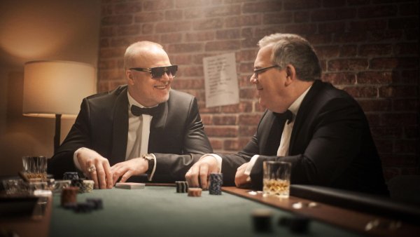 Stefan Raab begrüßt in «Raabs Pokernacht» seinen Kumpel Elton und drei weitere prominente Spieler am Kartentisch. - © ---/RTL/dpa