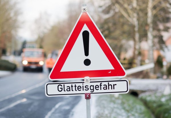Glatteis sorgt für Unfallgefahr in Nordrhein-Westfalen. (Symbolbild) - © Julian Stratenschulte/dpa