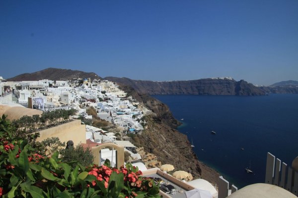 Blick auf das Häusermeer der griechischen Insel Santorini. - © Cindy Riechau/dpa