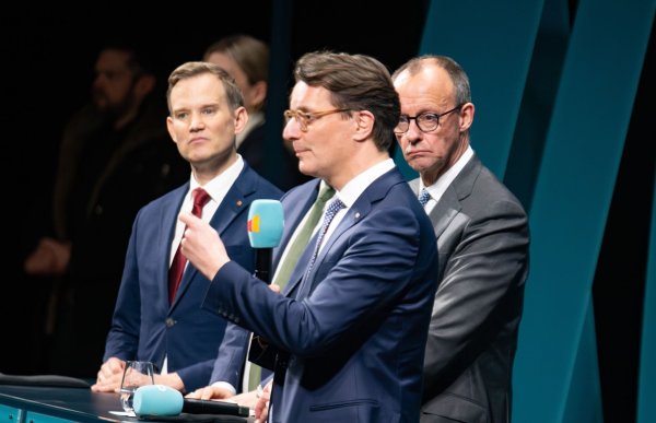 Wüst mahnt im Migrationsstreit zur Mäßigung. - © Benjamin Westhoff/dpa