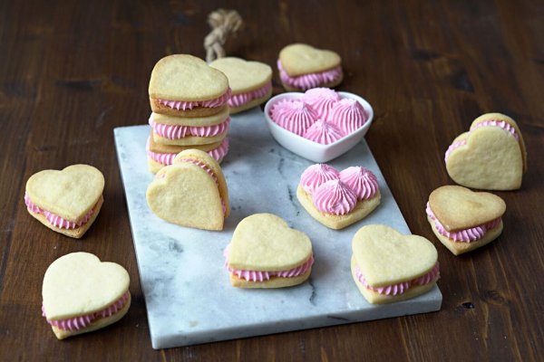 Plätzchen statt Blumen: Diese Herzkekse mit Minzaroma lassen sich gut am Valentinstag verschenken. - © Mareike Pucka/biskuitwerkstatt.de/dpa-tmn