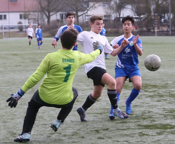 Große Chance für den SVE Jerxen-Orbke: Jerxens Joel Laros (Mitte) setzt sich gegen die Gütersloher Dennis Pohlmann und Berkay Kaplan durch. Laros erzielte das 2:0 für die B-Jugend des SVE. - © Paul Cohen