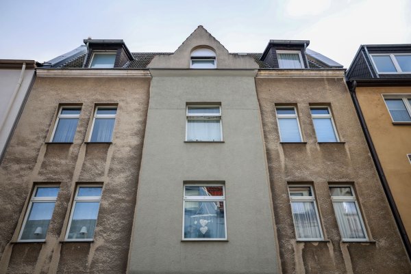 In diesem Mehrfamilienhaus im Bochumer Stadtteil Hamme ereignete sich der folgenschwere Polizeieinsatz. - © Christoph Reichwein/dpa