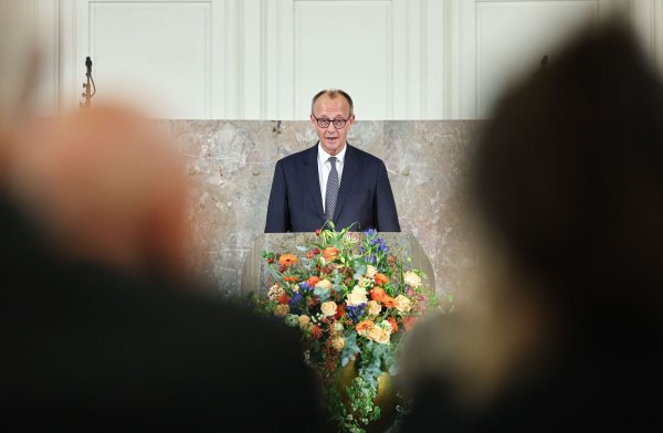 Kanzler Merz bezeichnete Friedrich von Metzler als «herausragenden Bankier» und «Menschenfreund». - © Hannes P. Albert/dpa