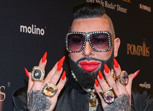 Der im baden-württembergischen Maulbronn geborene Modemacher Glööckler lebte lange in der Pfalz und wohnt heute in Berlin. (Archivbild) - © Jens Kalaene/dpa