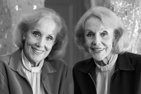Alice (l.) und Ellen Kessler wurden als Sängerinnen und Tänzerinnen international berühmt. (Archivbild) - © Lennart Preiss/dpa