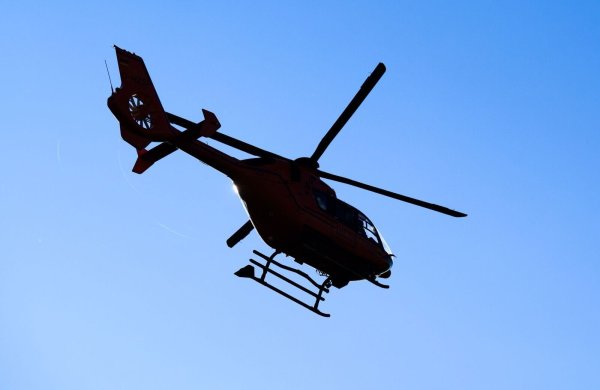 Bei der Suche nach dem gesichteten Flugobjekt kam auch ein Hubschrauber im Einsatz. (Symbolbild) - © Julian Stratenschulte/dpa