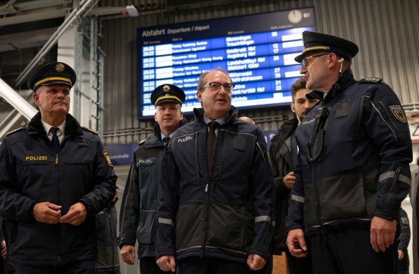 Am Münchner Hauptbahnhof war Bundesinnenminister Alexander Dobrindt (CSU) dabei. (Archivfoto) - © Peter Kneffel/dpa