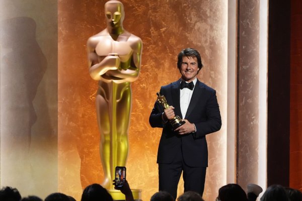 Tom Cruise freut sich über seine erste Oscar-Trophäe. - © Chris Pizzello/Invision/dpa