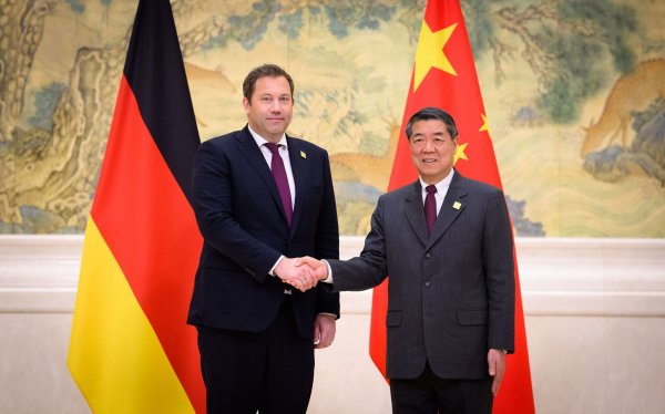 Klingbeil traf in Peking den chinesischen Vizepremier He Lifeng. - © Bernd von Jutrczenka/dpa