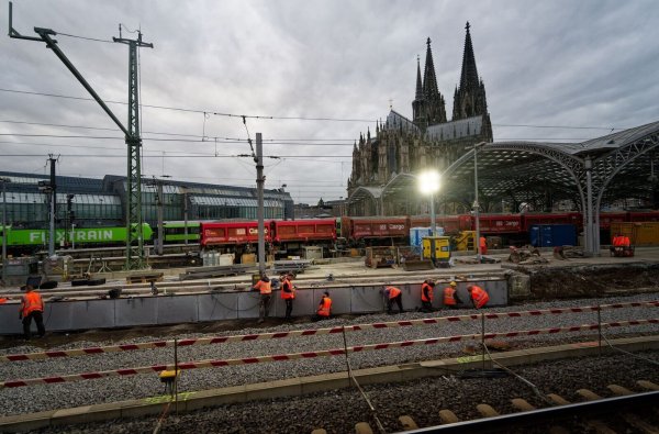 Zehn Tage lang sind Arbeiter nun an der Strecke rund um den Kölner Hauptbahnhof beschäftigt. Unter anderem werden Weichen und Oberleitungen erneuert. (Archivfoto) - © Henning Kaiser/dpa