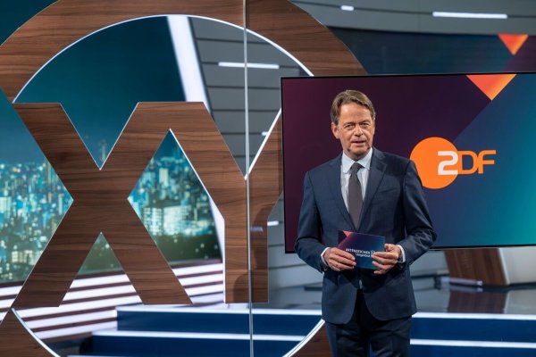 Mutige Helfer werden in der ZDF-Sendung «Aktenzeichen XY… Ungelöst» ausgezeichnet. - © Peter Kneffel/dpa