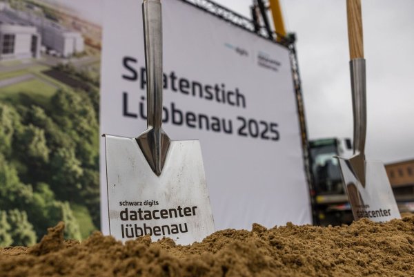 Das «Datacenter Lübbenau» soll im Regelbetrieb mit Grünstrom betrieben werden. - © Frank Hammerschmidt/dpa