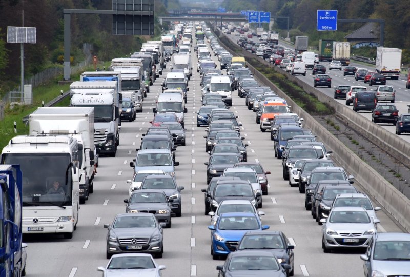 Stockender Verkehr auf vollen Autobahnen ServiceTopthemen LZ.de