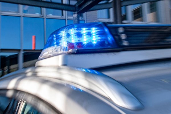 Ein Blaulicht leuchtet auf dem Dach eines Polizeiwagens. - © David Inderlied/dpa/Symbolbild