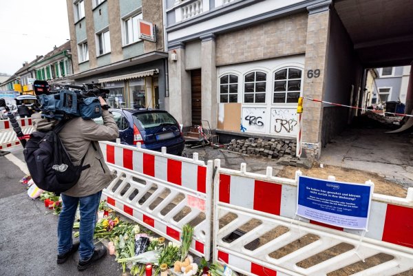 Ein Kameramann filmt am Brandort in Solingen nach dem Pressestatement der Staatsanwaltschaft Wuppertal. - © Christoph Reichwein/dpa