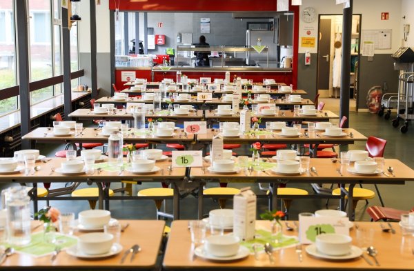 Tische in der Mensa einer Grundschule. - © Christian Charisius/dpa