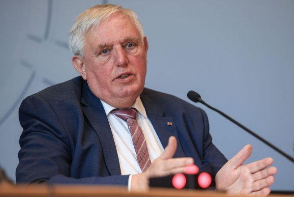 Gesundheitsminister Karl-Josef Laumann (CDU) spricht auf einer Pressekonferenz zur aktuellen Lage der Organspende in Nordrhein-Westfalen. - © Oliver Berg/dpa