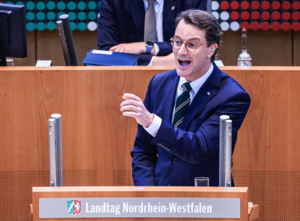 Hendrik Wüst (CDU), Ministerpräsident von Nordrhein-Westfalen, spricht im Landtag. - © Oliver Berg/dpa