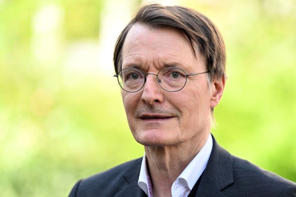 «Möchte einfach, dass hier nicht erst der Hauch eines Eindrucks entsteht, hier würde seitens des Robert Koch-Instituts irgendetwas bewusst verborgen ...»: Gesundheitsminister Karl Lauterbach. - © Federico Gambarini/dpa