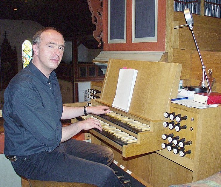 Dr. Friedhelm Flamme an der Orgel in Bergkichen. - © Foto: Lükewille