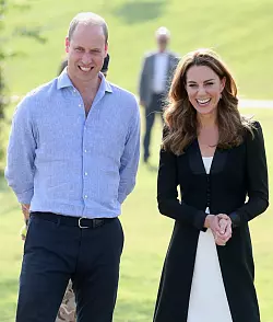 Kate, Herzogin von Cambridge, und der britische Prinz William beim Besuch im Army Canine Centre in Islamabad. - &copy; Foto: Chris Jackson/PA Wire/dpa