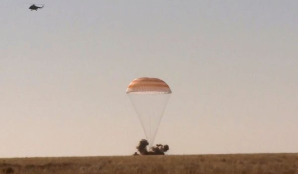 Von ISS zurück - © Foto: Roscosmos Space Agency/AP/dpa