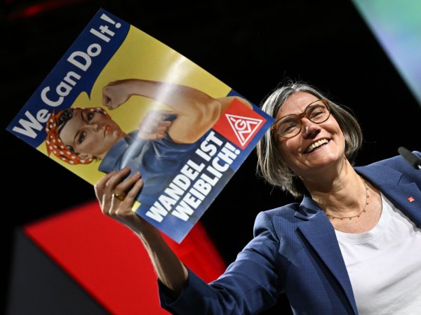 Mit Christiane Benner wurde erstmals eine Frau an die Spitze der IG Metall gewählt. - © Arne Dedert/dpa