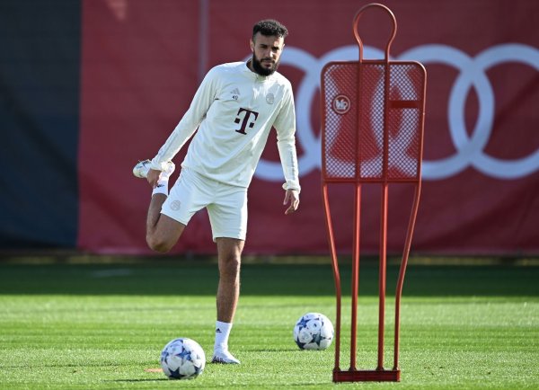 Noussair Mazraoui beim Training des FC Bayern München. - © Lennart Preiss/dpa