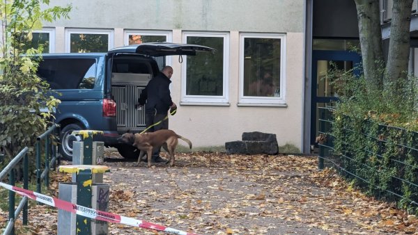 Nach einer Bombendrohung ist eine Schule in Erfurt evakuiert worden. - © Martin Wichmann/Wichmann-tv/dpa